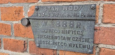 Mit wielkiej powodzi w Szczecinku obalony! Tabliczka na ratuszu z błędem