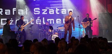 Muzyczny prezent dla pań. Rafał Szatan oczarował publiczność