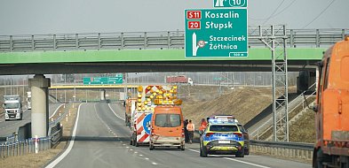 Koparka zahaczyła o wiadukt na S11. Utrudnienia w ruchu