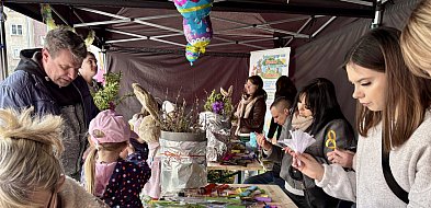 Słońce, żurek i tłumy pod ratuszem. Wielkanocny piknik trafił w punkt