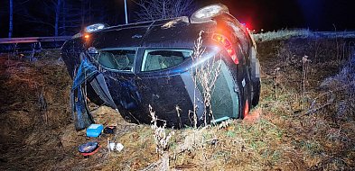 Dachowanie pod Szczecinkiem. Cztery młode osoby w środku