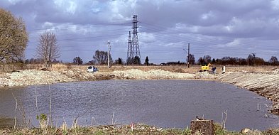 Ludzkie kości i fragmenty ubrania nad stawem. Śledztwo trwa