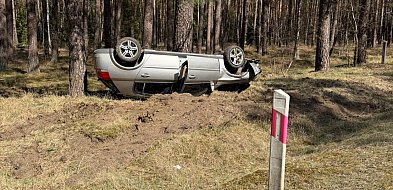 Dachowanie na DW201. Opel zjechał z drogi pod Czarnem.