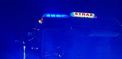 Nocna akcja nad jeziorem. Mężczyzna zniknął pod wodą.