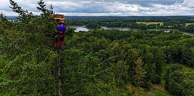 W Nadleśnictwie Szczecinek zawisła pierwsza sztuczna platforma dla rybołowów!