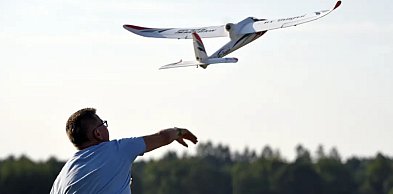 Piotr Pindral. Gdy dzieci uczą się latać – choć stoją twardo na ziemi