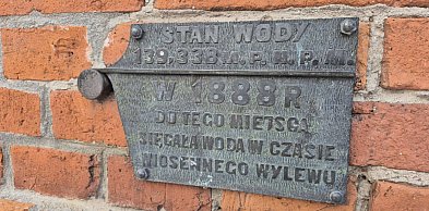 Mit wielkiej powodzi w Szczecinku obalony! Tabliczka na ratuszu z błędem