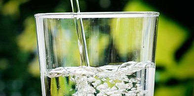 Czy warto filtrować wodę z kranu? Filtracja vs. kupowanie wody butelkowanej