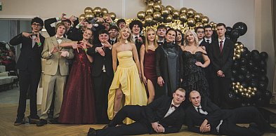 Kolejne klasy Ekonomika bawią się na studniówce [ZDJĘCIA, WIDEO]