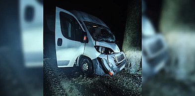 Poślizg i drzewo. Groźny poranek na DW172