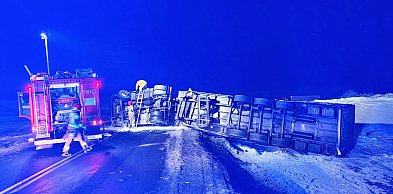 DK11 zablokowana! Przewrócona ciężarówka, ruch wstrzymany, objazdy.