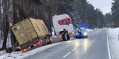 Ciężarówka w rowie na DK20 pod Szczecinkiem. Będą utrudnienia