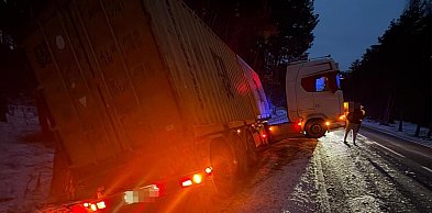 Ciężarówka w rowie na DK20 pod Szczecinkiem. Będą utrudnienia