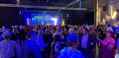 Seniorzy ponownie na parkiecie. Integracyjny dancing