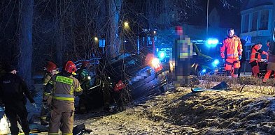 Volvo wbiło się w drzewo na Ordona. Dwie osoby w szpitalu