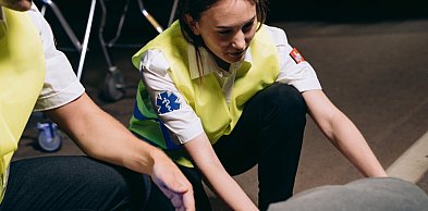 Nie bój się ratować! Jak przełamać barierę strachu przed udzieleniem pomocy przedm