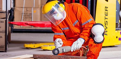 Bezpieczeństwo, które się opłaca – na co zwrócić uwagę, wybierając odzież roboczą