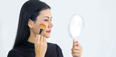 Co to jest tint? Jak stosować taki kosmetyk?