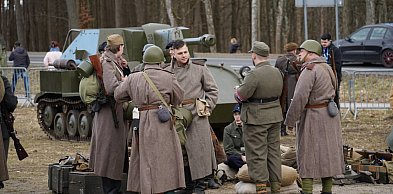 Tłumy przy bunkrze i żywa lekcja historii. Rekonstrukcja przyciągnęła tłumy