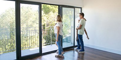 Prywatność bez zasłaniania okien – jak działa efekt lustra weneckiego w nowoczesny