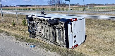 Zjechał z drogi i runął ze skarpy. Groźnie przy węźle S11