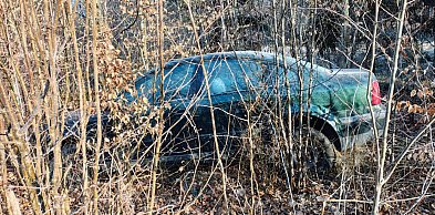 Ślady poślizgu prowadzą do lasu. Rozbity Passat przy drodze ze Szczecinka