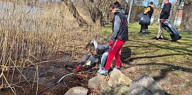 Jedni śmiecą, inni sprzątają. Wodniacy ruszyli z workami