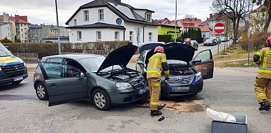 Zderzenie dwóch aut na skrzyżowaniu. Jedno nie ustąpiło pierwszeństwa