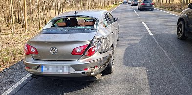 Zderzenie trzech aut na DK11. Błąd przy włączaniu się do ruchu