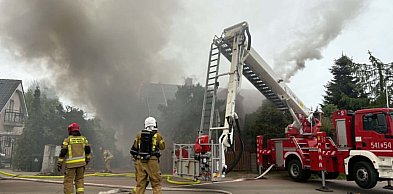 Pożar domu przy ul. Żeglarskiej w Szczecinku. Płonie poddasze budynku
