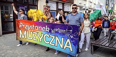Młodzi artyści zagrali w centrum Szczecinka. Był barwny przemarsz i koncert