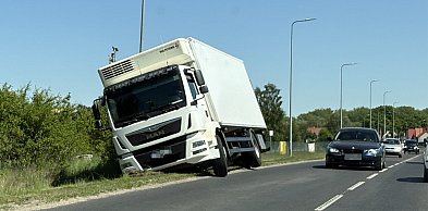 Groźnie na Kołobrzeskiej. Ciężarówka przechyliła się na bok