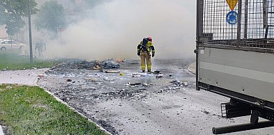 Ogień, dym i zablokowana ulica przy Orlenie. Pożar odpadów na ciężarówce