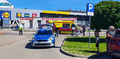 Wypadek pod Lidlem. Młoda kobieta potrącona na pasach