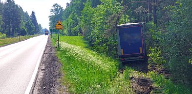 Ciężarówka w rowie przy wjeździe do Białego Boru. Droga będzie zablokowana