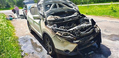 Auto stanęło w ogniu podczas jazdy. Kierowcy pomagali w gaszeniu