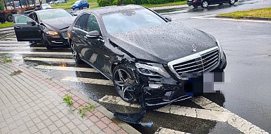 Jaguar wjechał w Mercedesa na rondzie przy cmentarzu