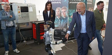 Robot humanoidalny trafił do „mechanika”. Ma uczyć technologii przyszłości