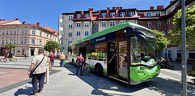 Autobus stanął w centrum Szczecinka. Mieszkańcy pytają o jedno