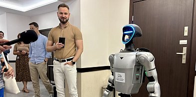 Przyszłość zapukała do drzwi starostwa. Robot wśród urzędników i radnych.