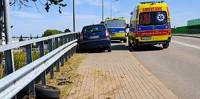Kolizja na wiadukcie w Szczecinku. Auto uderzyło w barierę.