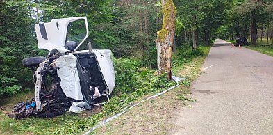 Bus zderzył się z Buggy i uderzył w drzewo. Lądował śmigłowiec [ZDJĘCIA]