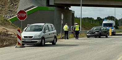 Poranek na DK11. Volkswagen zderzył się z oplem