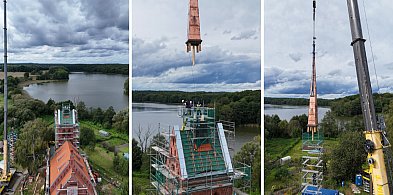 Iglica kościoła w Juchowie ponownie na wieży.-49384