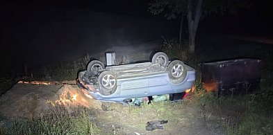 Wieczorne dachowanie pod Wierzchowem. Kierowca miał ogromne szczęście-49698