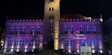 Ratusz w różu. Szczecinek mówi: zbadaj się!-49998