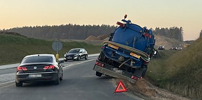 Beczkowóz zsunął się do rowu. Utrudnienia w ruchu.-50528