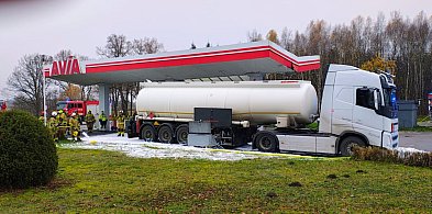 Strażacy ruszyli na stację paliw. Wyciekło dużo paliwa-50570