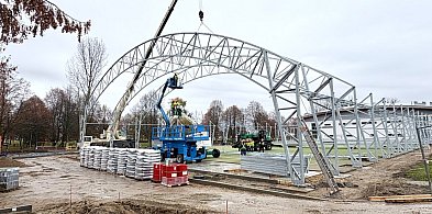 Miliony złotych i tempo ekspresowe. Stalowa konstrukcja już nad boiskiem-50675