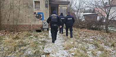 Służby patrolują miasto i pomagają bezdomnym przed zimą.-50919